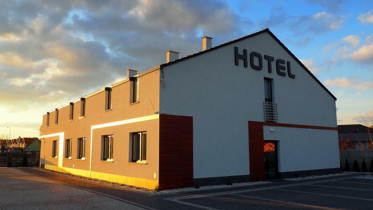 Hotel Sjesta Nowa Sol Extérieur photo